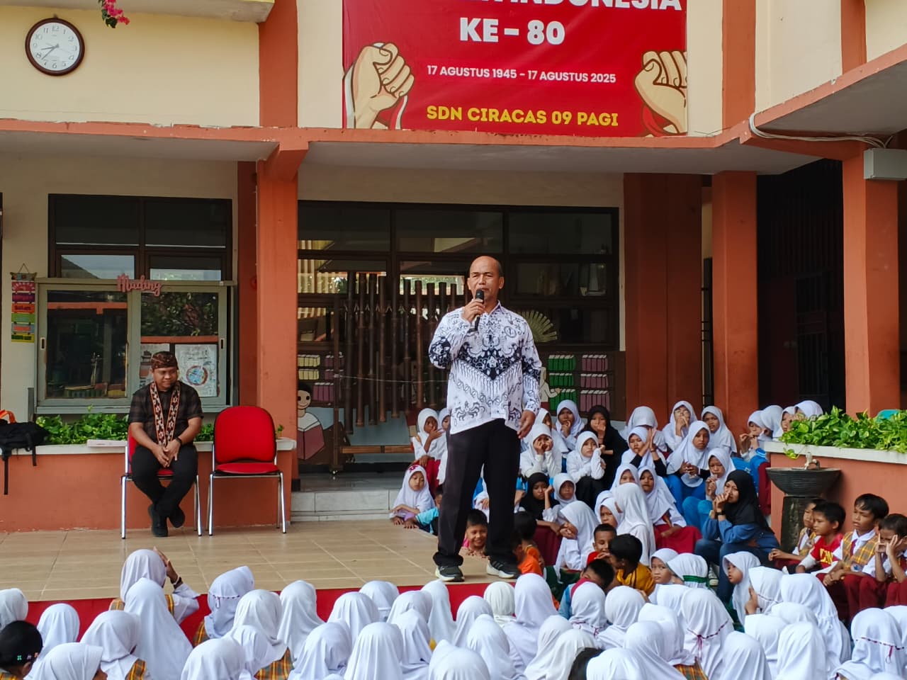 Wisata LiterAsyik Ke SDN Ciracas 09